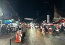 Personel Gabungan Pos Operasi Ketupat Pelayanan Ujung Gading, Kabupaten Pasaman Barat Lakukan Rekayasa Lalu Lintas