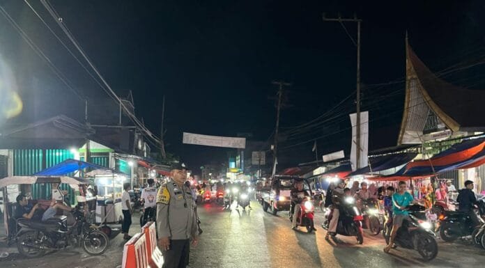 Personel Gabungan Pos Operasi Ketupat Pelayanan Ujung Gading, Kabupaten Pasaman Barat Lakukan Rekayasa Lalu Lintas