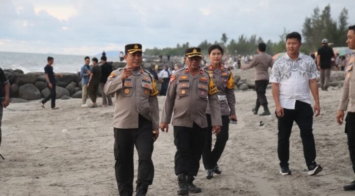 Turung Gunung! Kapolres Pasbar Tinjau Langsung Pos Pengamanan Objek Wisata Di Pantai Sasak
